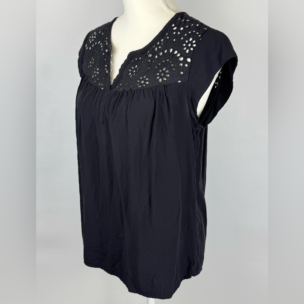 NWOT Daniel Rainn Kiara Eyelet Blouse Short Sleeves Lightweight Black Medium - Picture 4 of 8